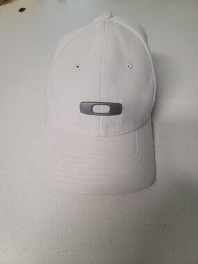 Oakley Classic Flex Hat White With Metallic Logo Cap Size Fits Small/Medium
